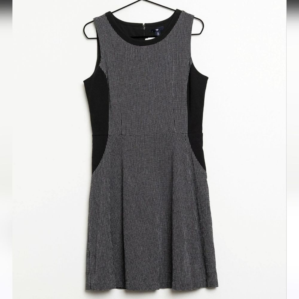 GAP Women's Sleeveless Dress Size 8. Very flattering. Excellent condition!